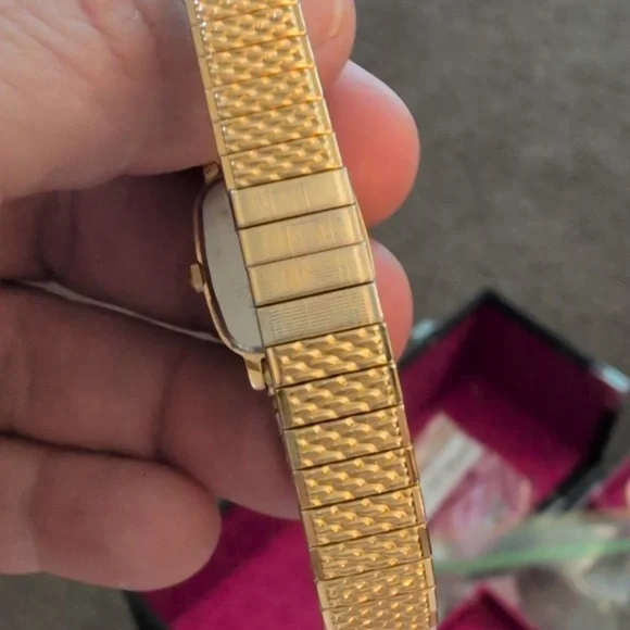 Seiko Gold Rectangular Quartz Watch Vintage Looks Almost New Works Great 8" - Picture 4 of 11